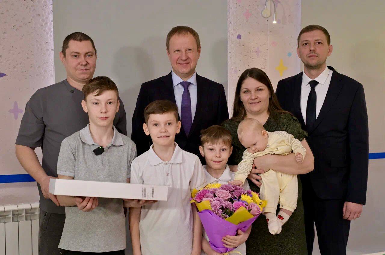 Губернатор Алтайского края Виктор Томенко поздравил с Днем матери жительниц региона Губернатор Алтайского края Виктор Томенко поздравил с Днем матери жительниц региона