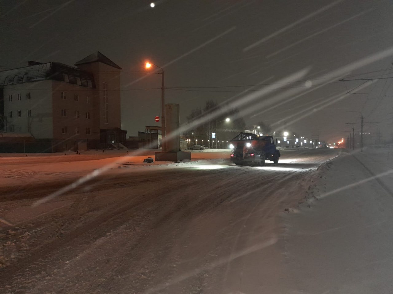 МБУ «Автодорстрой» проводит очистку проезжих частей и тротуаров после снегопада МБУ «Автодорстрой» проводит очистку проезжих частей и тротуаров после снегопада