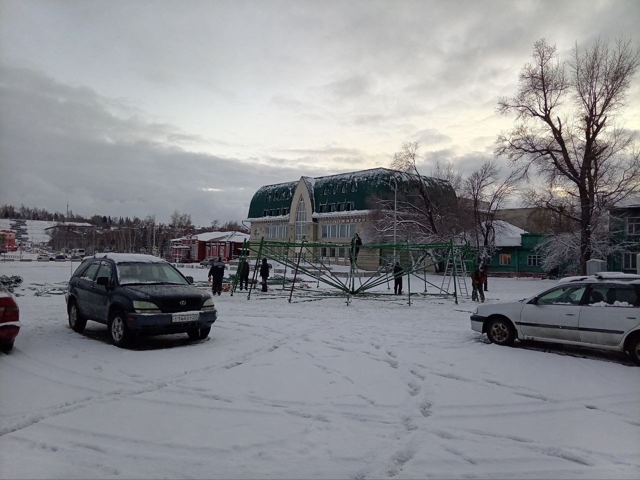 Ёлку начали возводить на площади Свободы в Барнауле