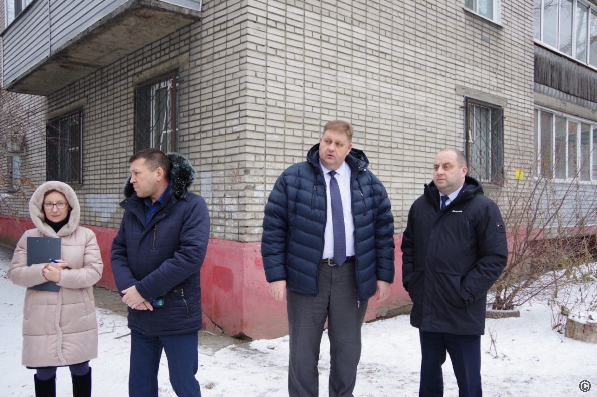 Уборка снега и наледи во дворах на контроле в администрации города Уборка снега и наледи во дворах на контроле в администрации города