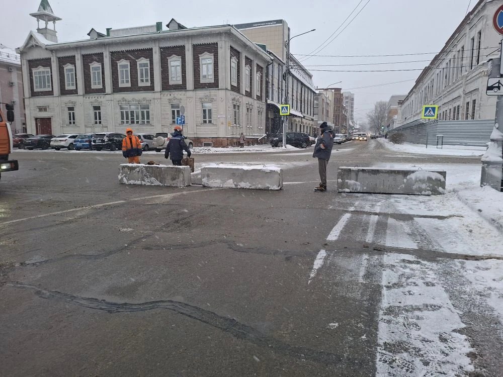 Для строительства снежного городка и подготовке к новогодним праздникам в Барнауле перекрыли площадь Свободы Для строительства снежного городка и подготовке к новогодним праздникам в Барнауле перекрыли площадь Свободы