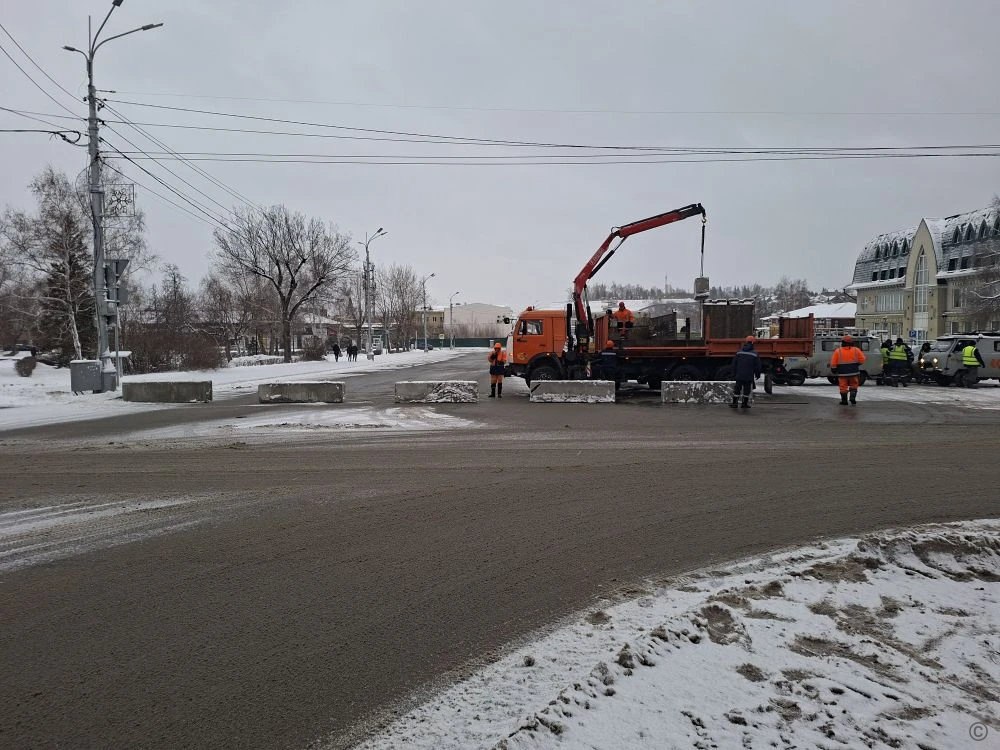 Для строительства снежного городка и подготовке к новогодним праздникам в Барнауле перекрыли площадь Свободы Для строительства снежного городка и подготовке к новогодним праздникам в Барнауле перекрыли площадь Свободы
