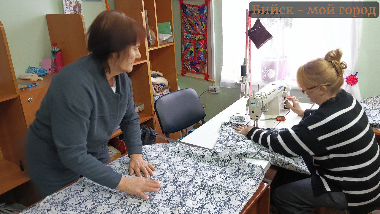 Слабослышащие и глухие люди в Бийске усиленно помогают фронту Слабослышащие и глухие люди в Бийске усиленно помогают фронту