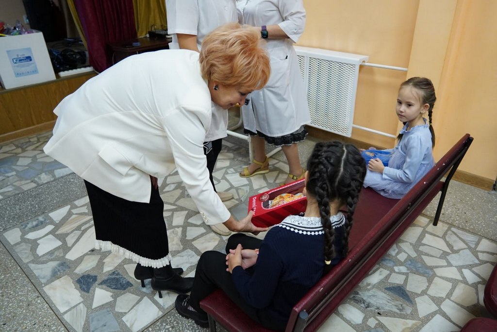 Маленькие пациенты краевого противотуберкулезного диспансера получили подарки из «Коробки храбрости» Маленькие пациенты краевого противотуберкулезного диспансера получили подарки из «Коробки храбрости»