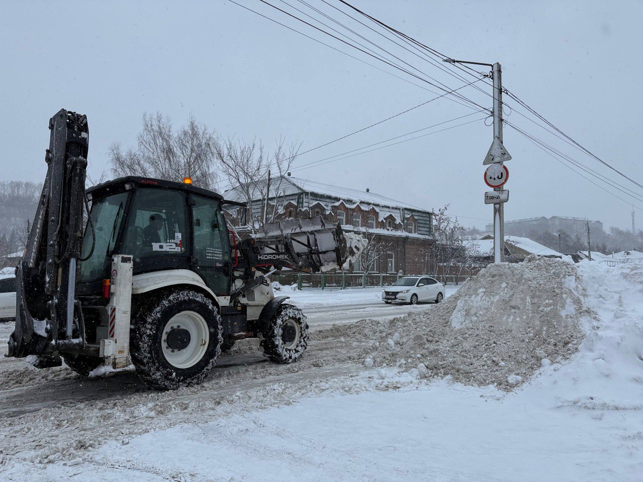 Виктор Щигрев: При сложных погодных условиях дорожные службы работают в две смены Виктор Щигрев: При сложных погодных условиях дорожные службы работают в две смены