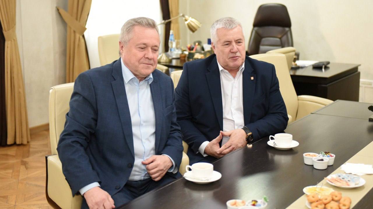 Глава города Вячеслав Франк поздравил барнаульского музыканта Владимира Кислова с 65-летием Глава города Вячеслав Франк поздравил барнаульского музыканта Владимира Кислова с 65-летием