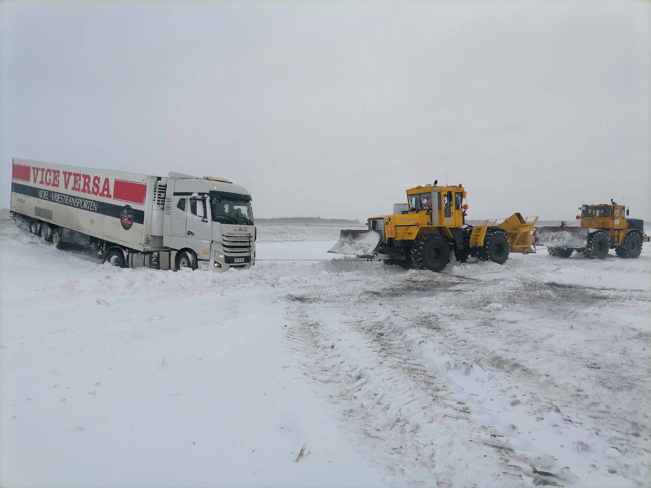 Краевые дорожники помогли водителю из Монголии