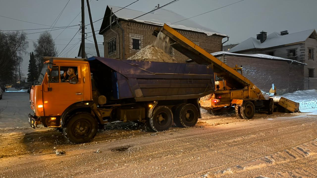 МБУ «Автодорстрой» проводит очистку проезжих частей и тротуаров после снегопада