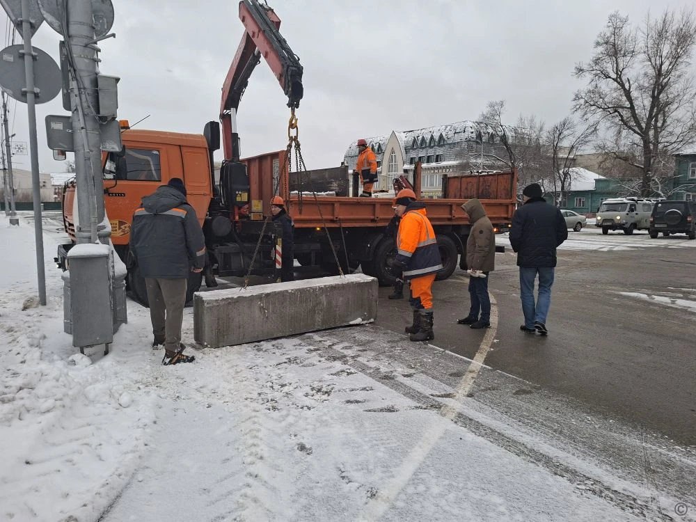 Для строительства снежного городка и подготовке к новогодним праздникам в Барнауле перекрыли площадь Свободы Для строительства снежного городка и подготовке к новогодним праздникам в Барнауле перекрыли площадь Свободы