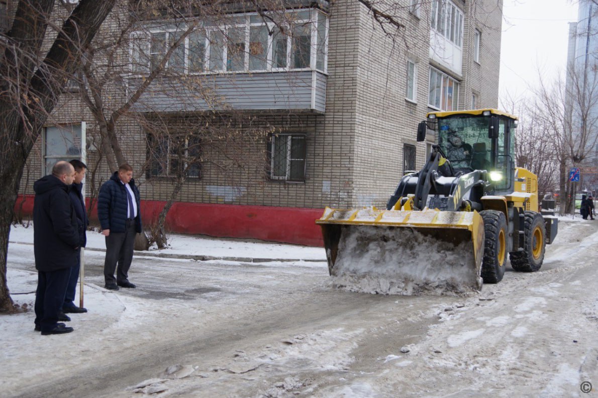 Уборка снега и наледи во дворах на контроле в администрации города