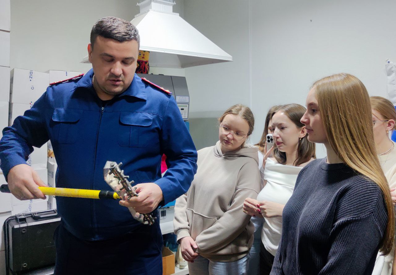 В следственном управлении Следственного комитета РФ по Алтайскому краю состоялась экскурсия для студентов-юристов В следственном управлении Следственного комитета РФ по Алтайскому краю состоялась экскурсия для студентов-юристов