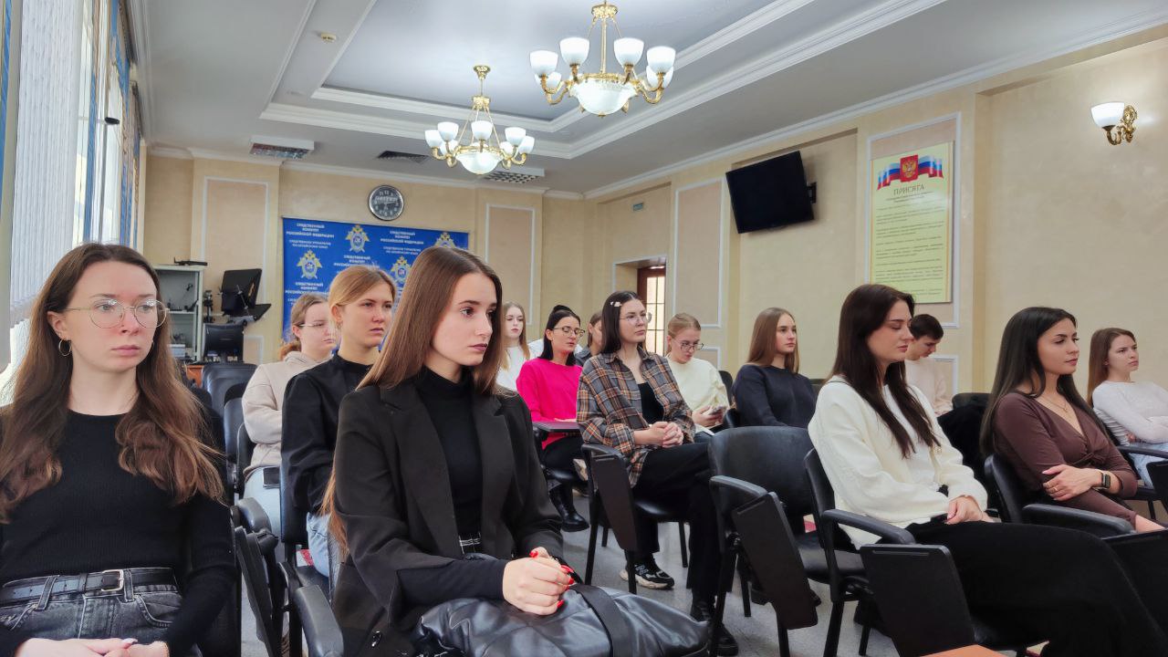 В следственном управлении Следственного комитета РФ по Алтайскому краю состоялась экскурсия для студентов-юристов В следственном управлении Следственного комитета РФ по Алтайскому краю состоялась экскурсия для студентов-юристов