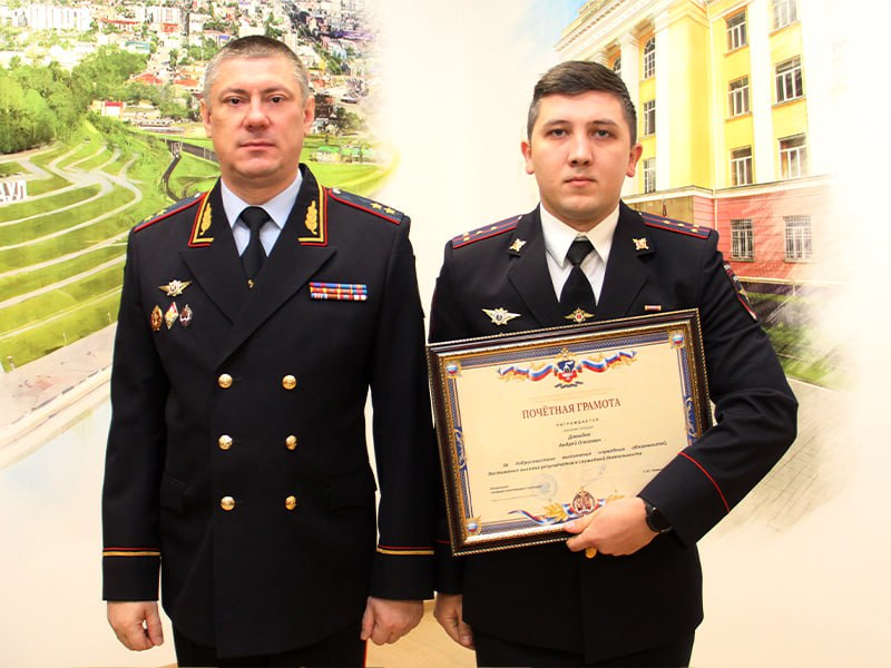 Начальник ГУ МВД России по Алтайскому краю поздравил сотрудников подразделений по контролю за незаконным оборотом наркотиков с профессиональным праздником Начальник ГУ МВД России по Алтайскому краю поздравил сотрудников подразделений по контролю за незаконным оборотом наркотиков с профессиональным праздником