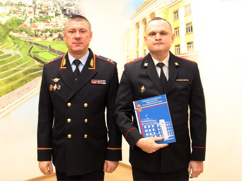 Начальник ГУ МВД России по Алтайскому краю поздравил сотрудников подразделений по контролю за незаконным оборотом наркотиков с профессиональным праздником