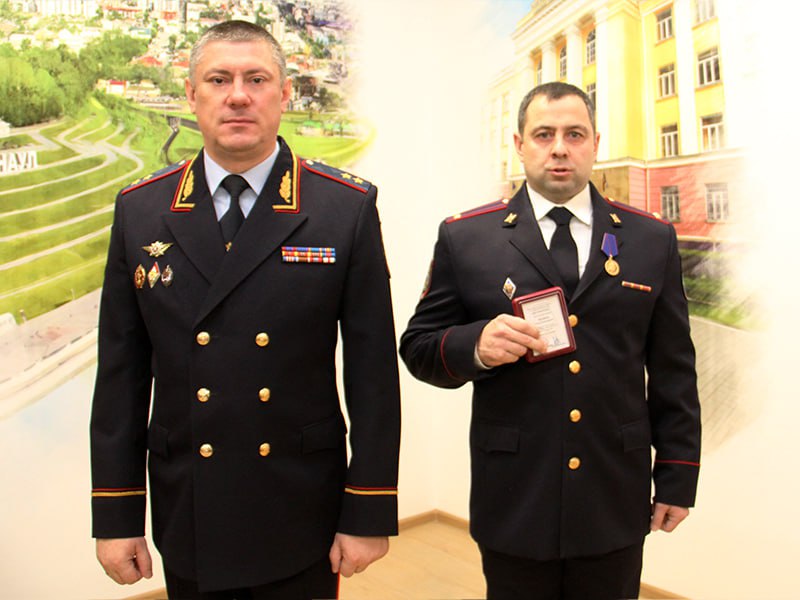 Начальник ГУ МВД России по Алтайскому краю поздравил сотрудников подразделений по контролю за незаконным оборотом наркотиков с профессиональным праздником Начальник ГУ МВД России по Алтайскому краю поздравил сотрудников подразделений по контролю за незаконным оборотом наркотиков с профессиональным праздником