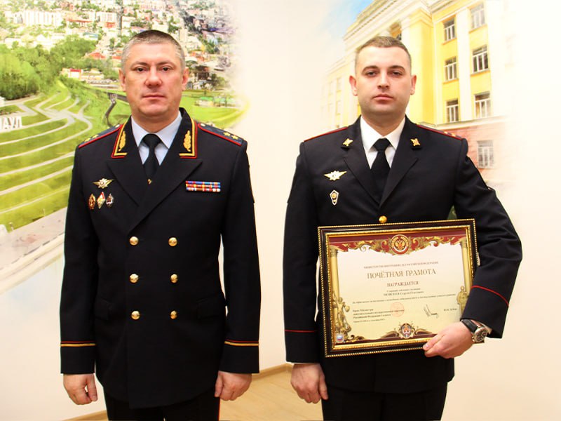 Начальник ГУ МВД России по Алтайскому краю поздравил сотрудников подразделений по контролю за незаконным оборотом наркотиков с профессиональным праздником Начальник ГУ МВД России по Алтайскому краю поздравил сотрудников подразделений по контролю за незаконным оборотом наркотиков с профессиональным праздником