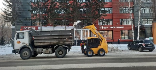 «Автодорстрой» продолжает работы по зимнему содержанию улично-дорожной сети Барнаула