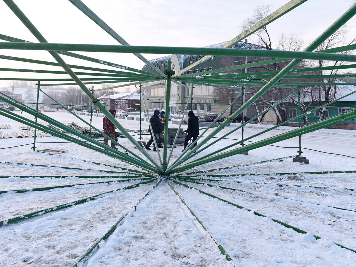 Вячеслав Франк провел выездное совещание в строящемся новогоднем городке