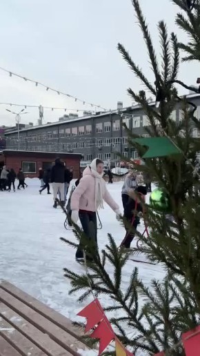 Барнаульцы проводят вечер субботы на катке