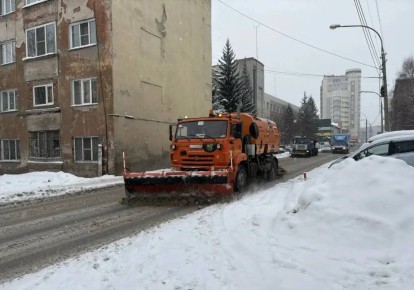 Дорожная служба чистит дороги и тротуары от выпавшего снега