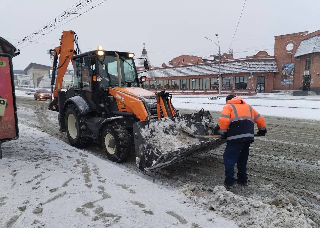 Дорожная служба чистит дороги и тротуары от выпавшего снега Дорожная служба чистит дороги и тротуары от выпавшего снега