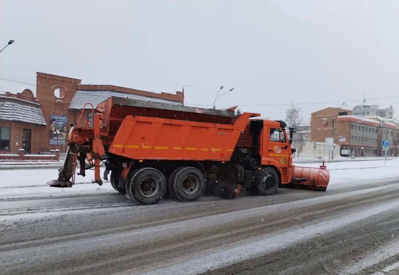 Дорожная служба чистит дороги и тротуары от выпавшего снега Дорожная служба чистит дороги и тротуары от выпавшего снега