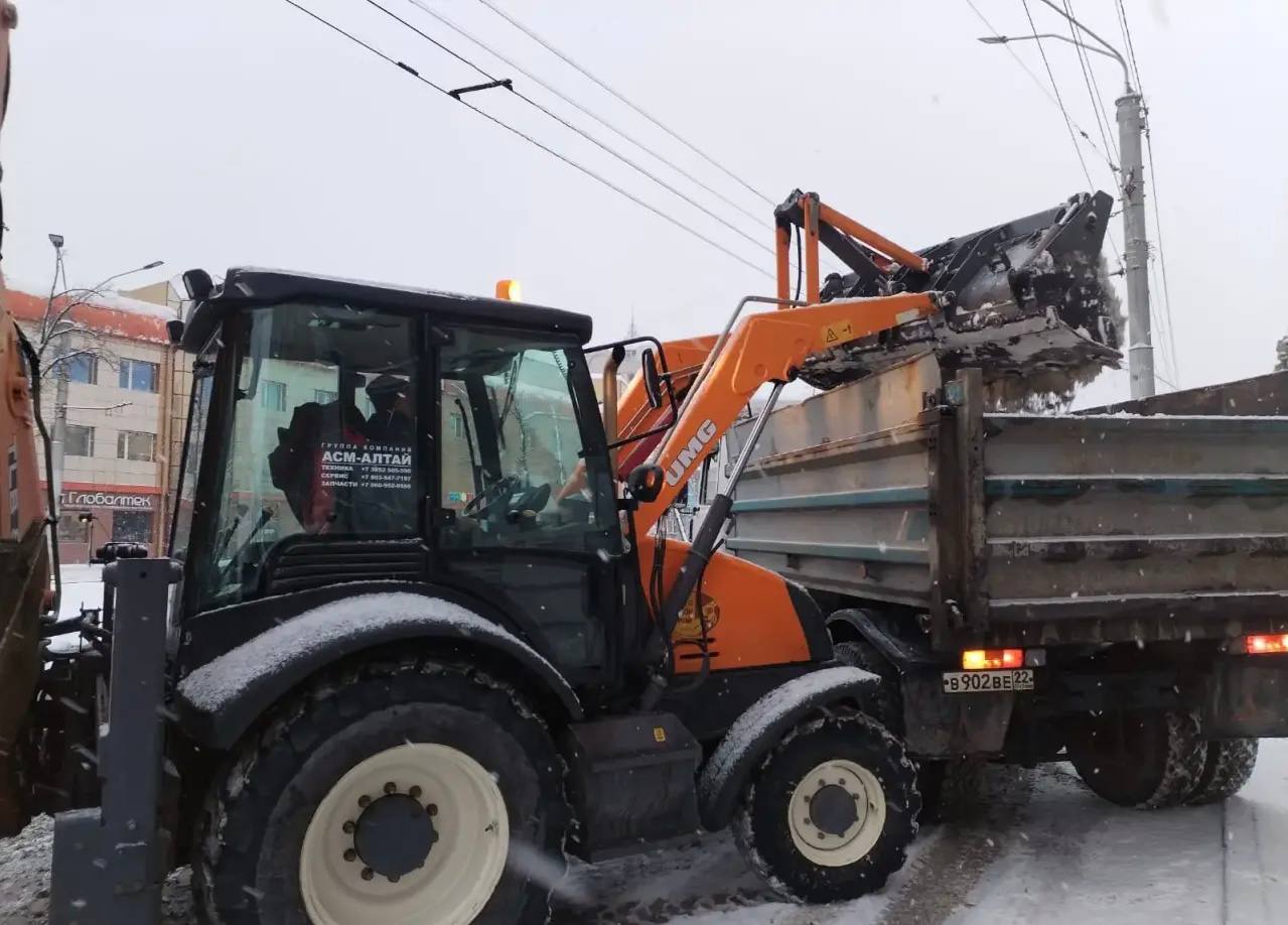 Дорожная служба чистит дороги и тротуары от выпавшего снега Дорожная служба чистит дороги и тротуары от выпавшего снега