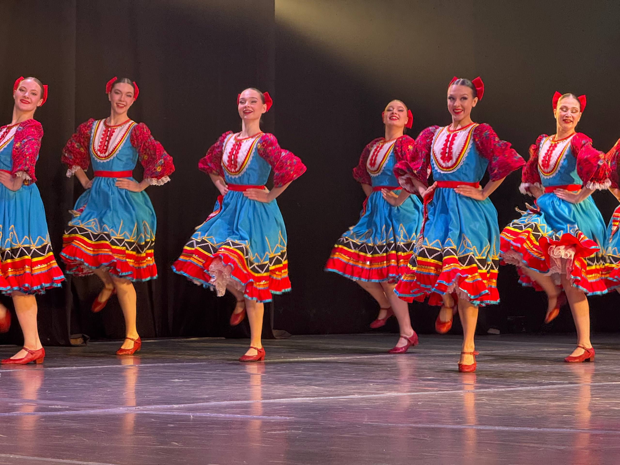 Галина Буевич поздравила с юбилеем кафедру хореографии института культуры Галина Буевич поздравила с юбилеем кафедру хореографии института культуры