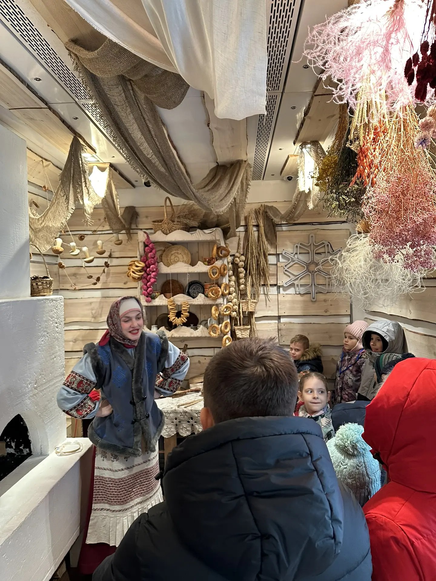 А так выглядит поезд главного Деда Мороза изнутри А так выглядит поезд главного Деда Мороза изнутри