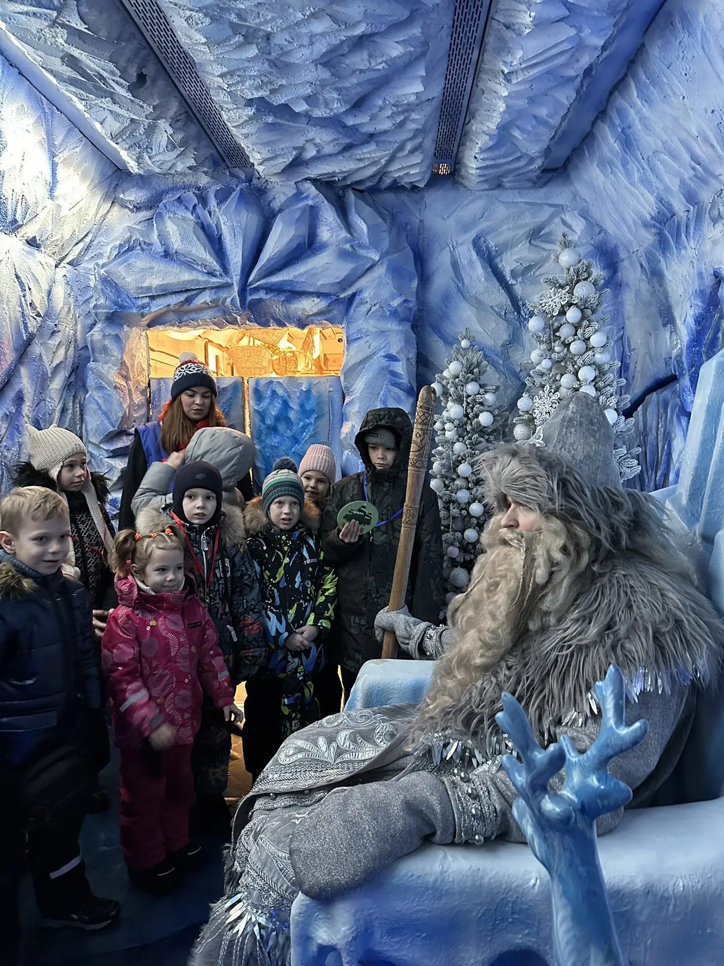 А так выглядит поезд главного Деда Мороза изнутри А так выглядит поезд главного Деда Мороза изнутри