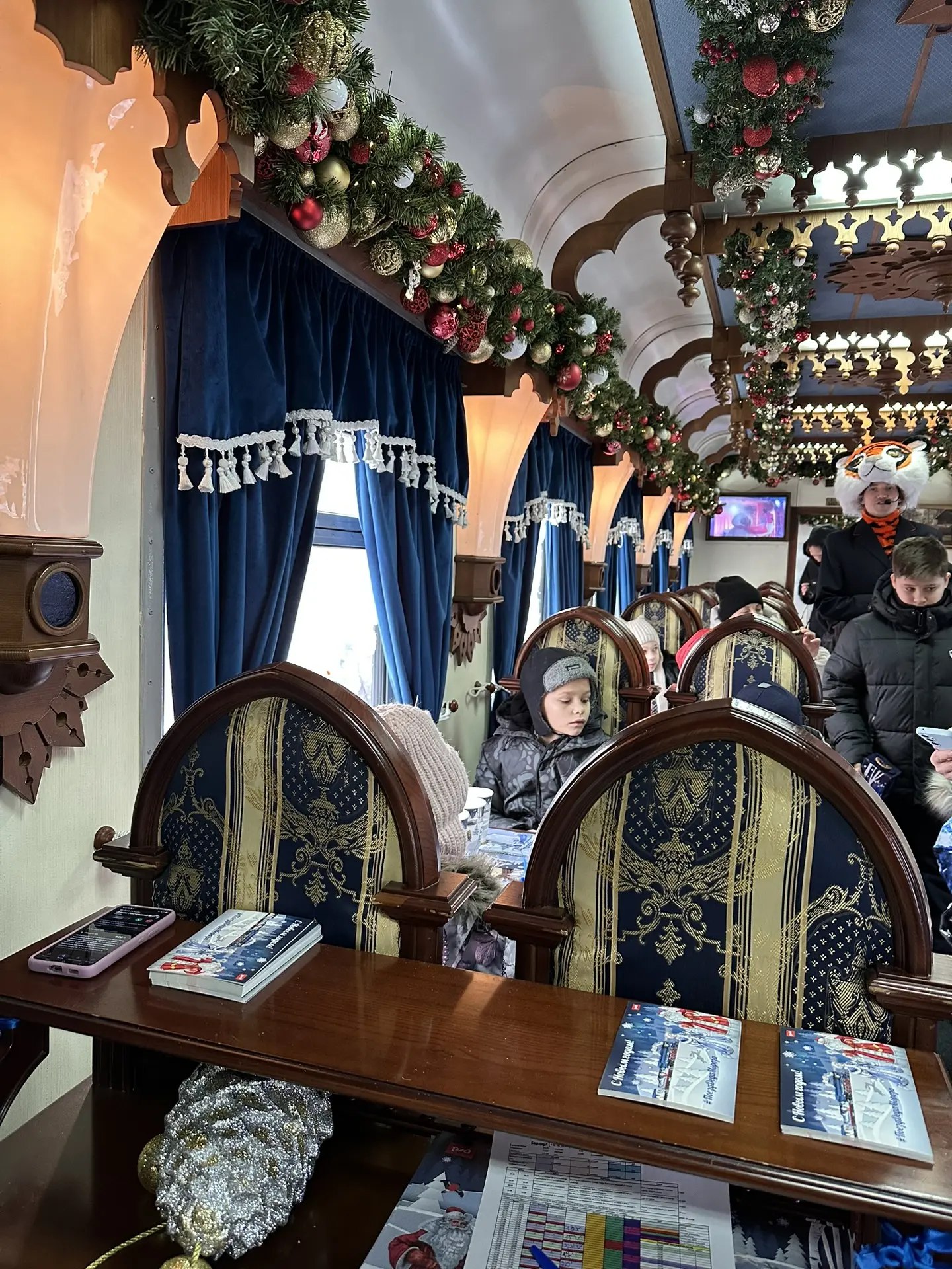 А так выглядит поезд главного Деда Мороза изнутри А так выглядит поезд главного Деда Мороза изнутри