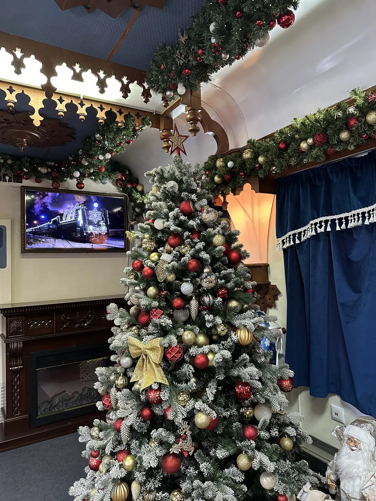 А так выглядит поезд главного Деда Мороза изнутри А так выглядит поезд главного Деда Мороза изнутри