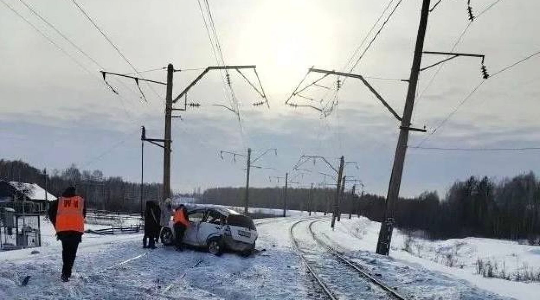 Легковой автомобиль столкнулся с поездом