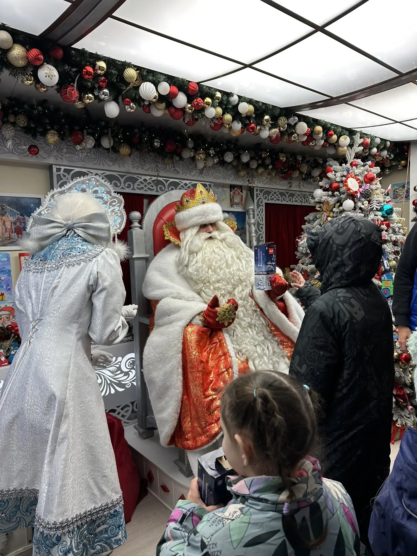 А так выглядит поезд главного Деда Мороза изнутри