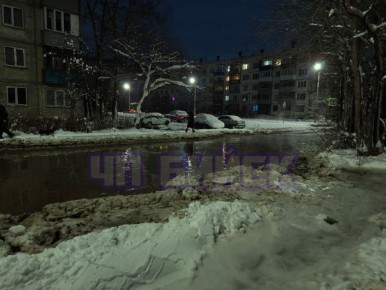 Квартал в Бийске затопило из-за коммунальной аварии