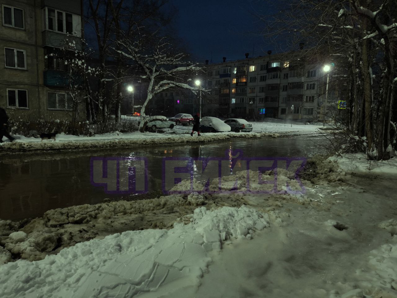 Квартал в Бийске затопило из-за коммунальной аварии