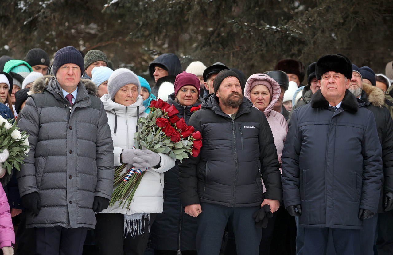 В Павловске открыли бюст Героя России Эдуарда Маурера и памятник участникам СВО В Павловске открыли бюст Героя России Эдуарда Маурера и памятник участникам СВО