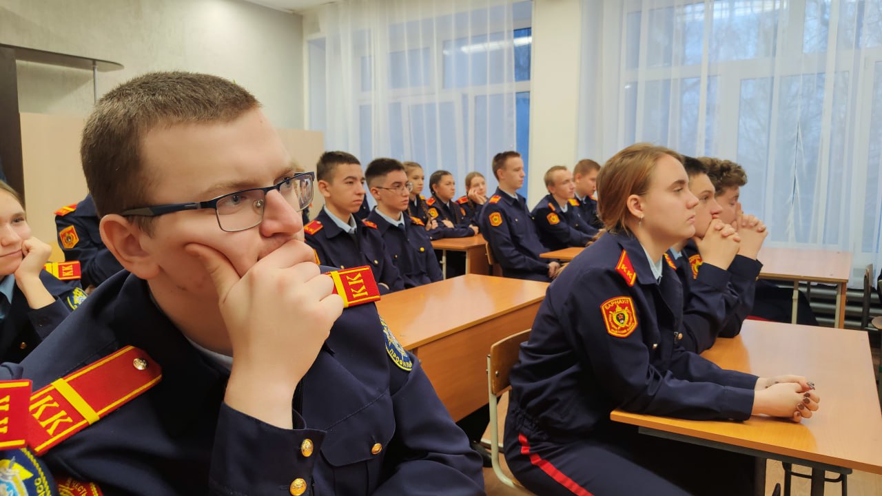 В День Героев Отечества следователи следственного управления СК России по Алтайскому краю провели для кадет Урок мужества В День Героев Отечества следователи следственного управления СК России по Алтайскому краю провели для кадет Урок мужества
