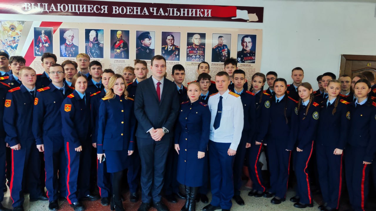 В День Героев Отечества следователи следственного управления СК России по Алтайскому краю провели для кадет Урок мужества В День Героев Отечества следователи следственного управления СК России по Алтайскому краю провели для кадет Урок мужества