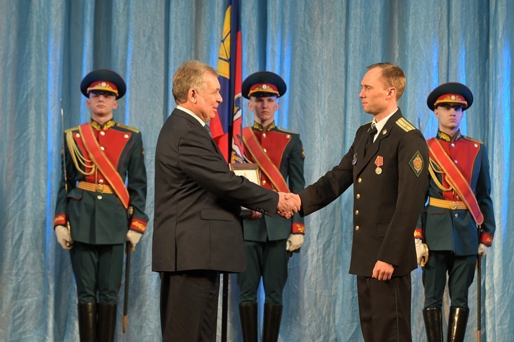 В День Героев Отечества спикер АКЗС вручил краевые награды военнослужащим В День Героев Отечества спикер АКЗС вручил краевые награды военнослужащим