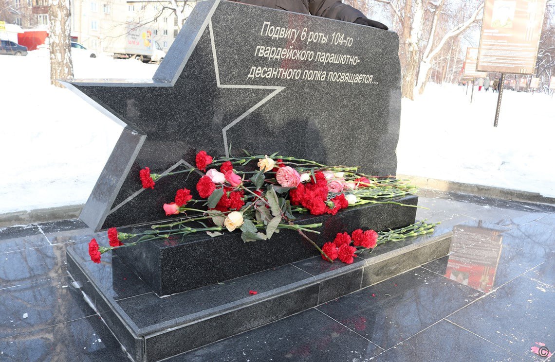 В районах города Барнаула в День Героев Отечества возложили цветы к памятным местам