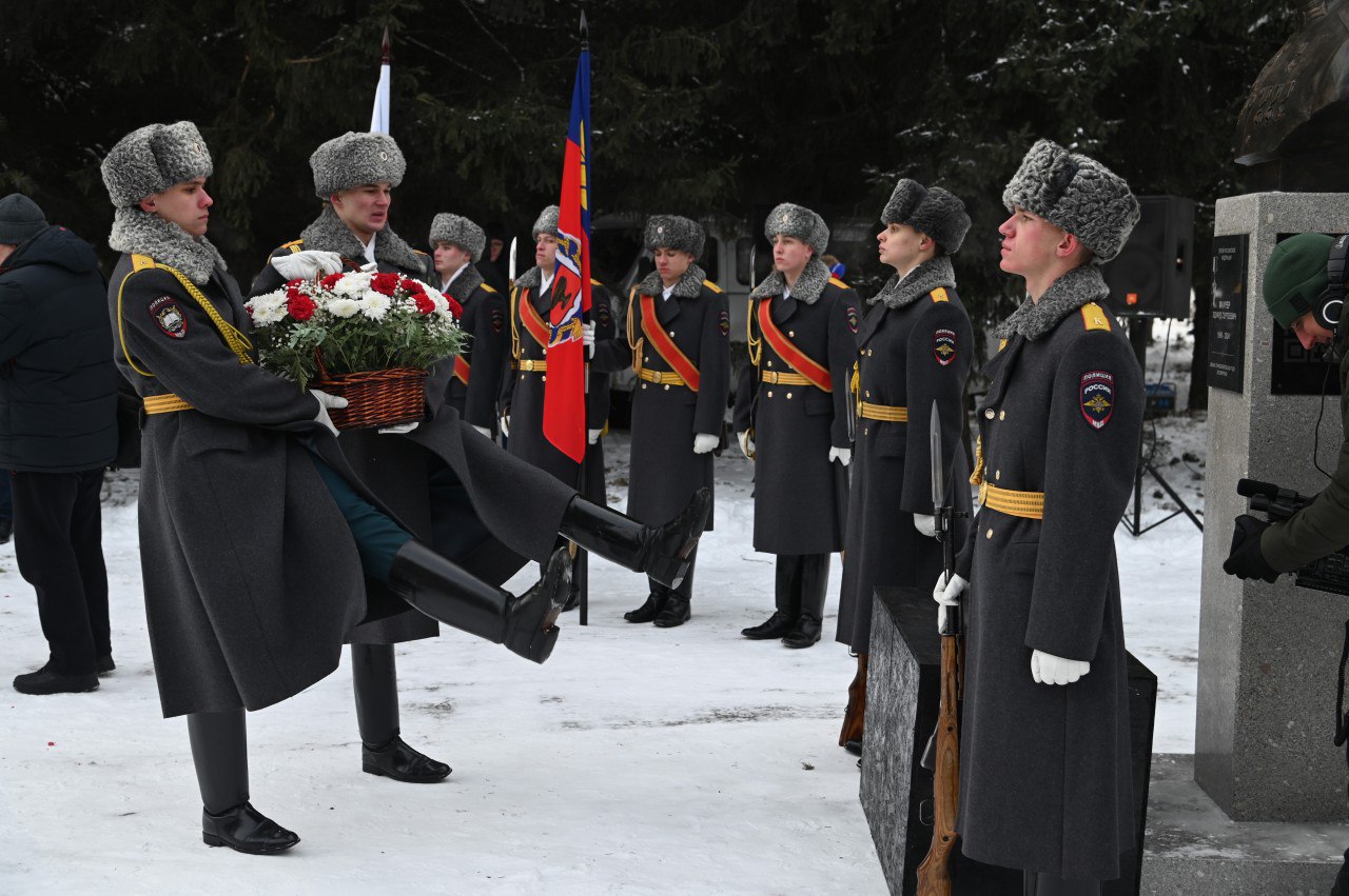В Павловске открыли бюст Героя России Эдуарда Маурера и памятник участникам СВО В Павловске открыли бюст Героя России Эдуарда Маурера и памятник участникам СВО