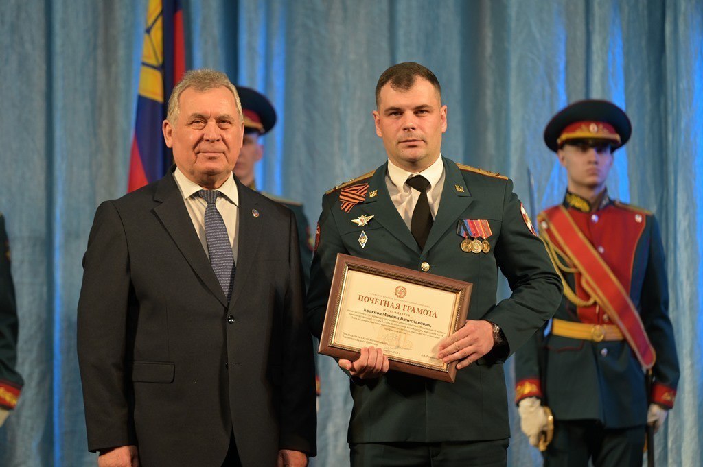 В День Героев Отечества спикер АКЗС вручил краевые награды военнослужащим В День Героев Отечества спикер АКЗС вручил краевые награды военнослужащим