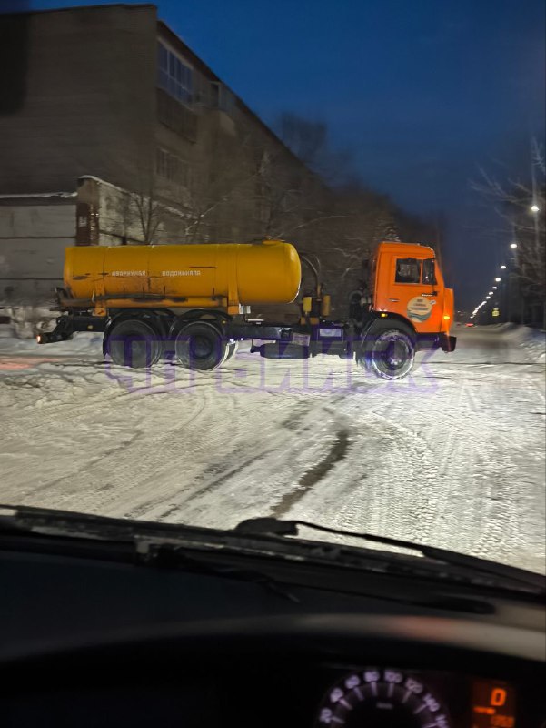 Квартал в Бийске затопило из-за коммунальной аварии Квартал в Бийске затопило из-за коммунальной аварии