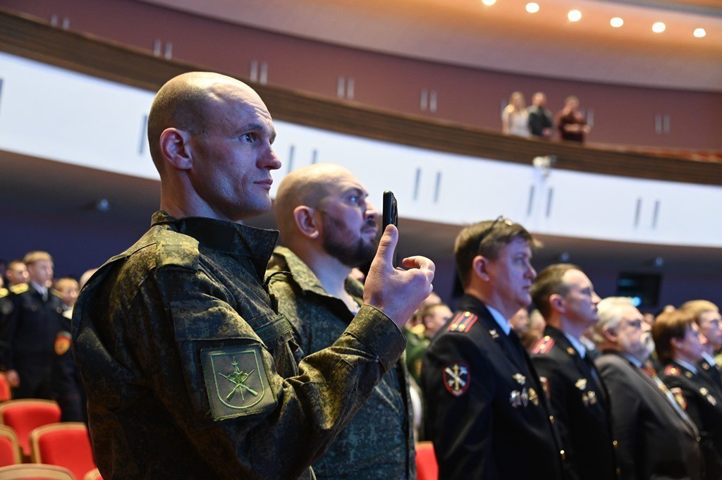 В День Героев Отечества спикер АКЗС вручил краевые награды военнослужащим В День Героев Отечества спикер АКЗС вручил краевые награды военнослужащим