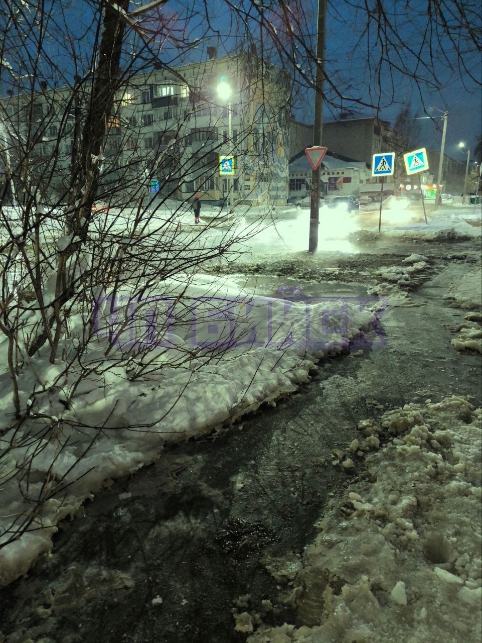 Квартал в Бийске затопило из-за коммунальной аварии Квартал в Бийске затопило из-за коммунальной аварии