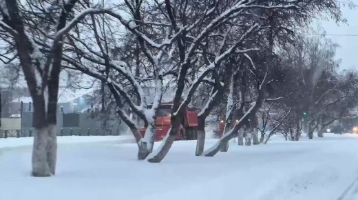 Почти третий день в городе продолжается обильный снегопад