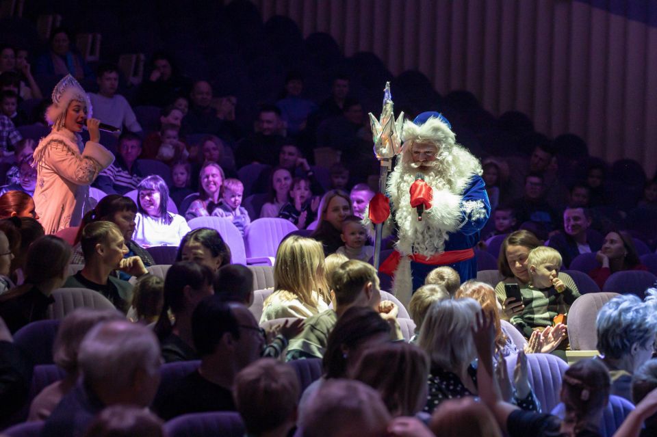 Первые новогодние встречи состоялись в Алтайском музыкальном театре