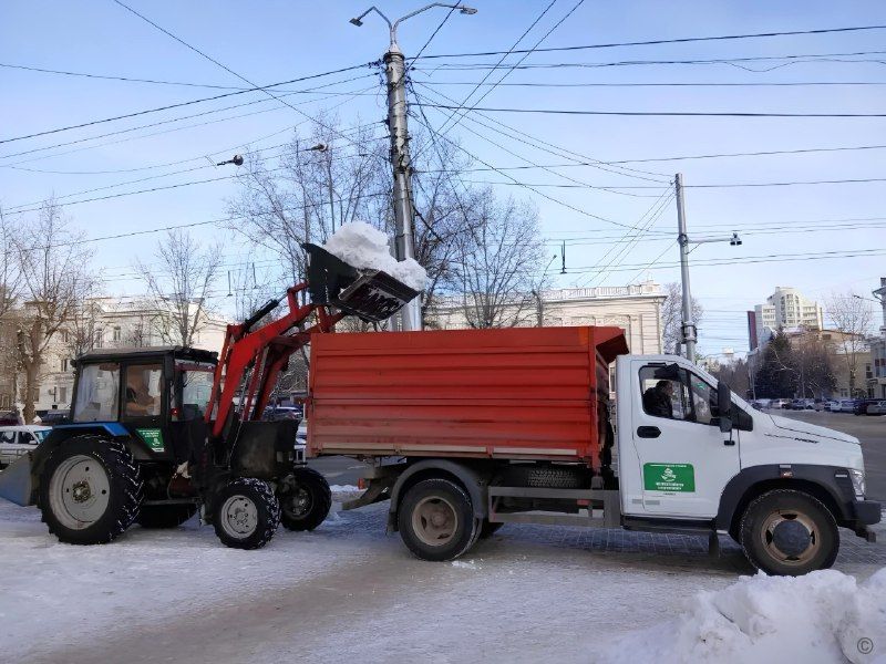 Дорожная служба продолжает вывоз снега и противогололедную обработку улиц города