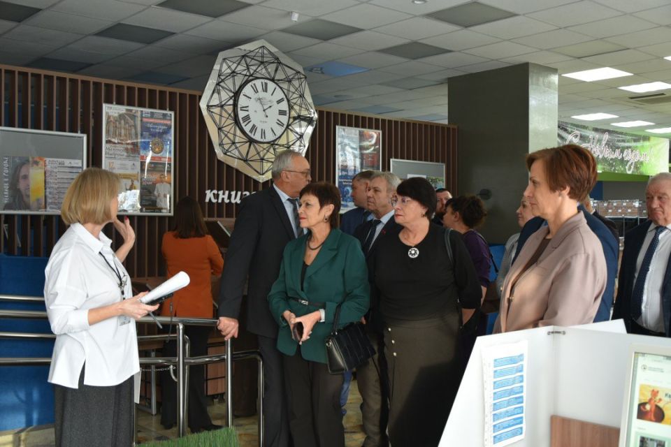 Депутаты АКЗС и главы районных советов депутатов обсудили модернизацию библиотек на примере «Шишковки»